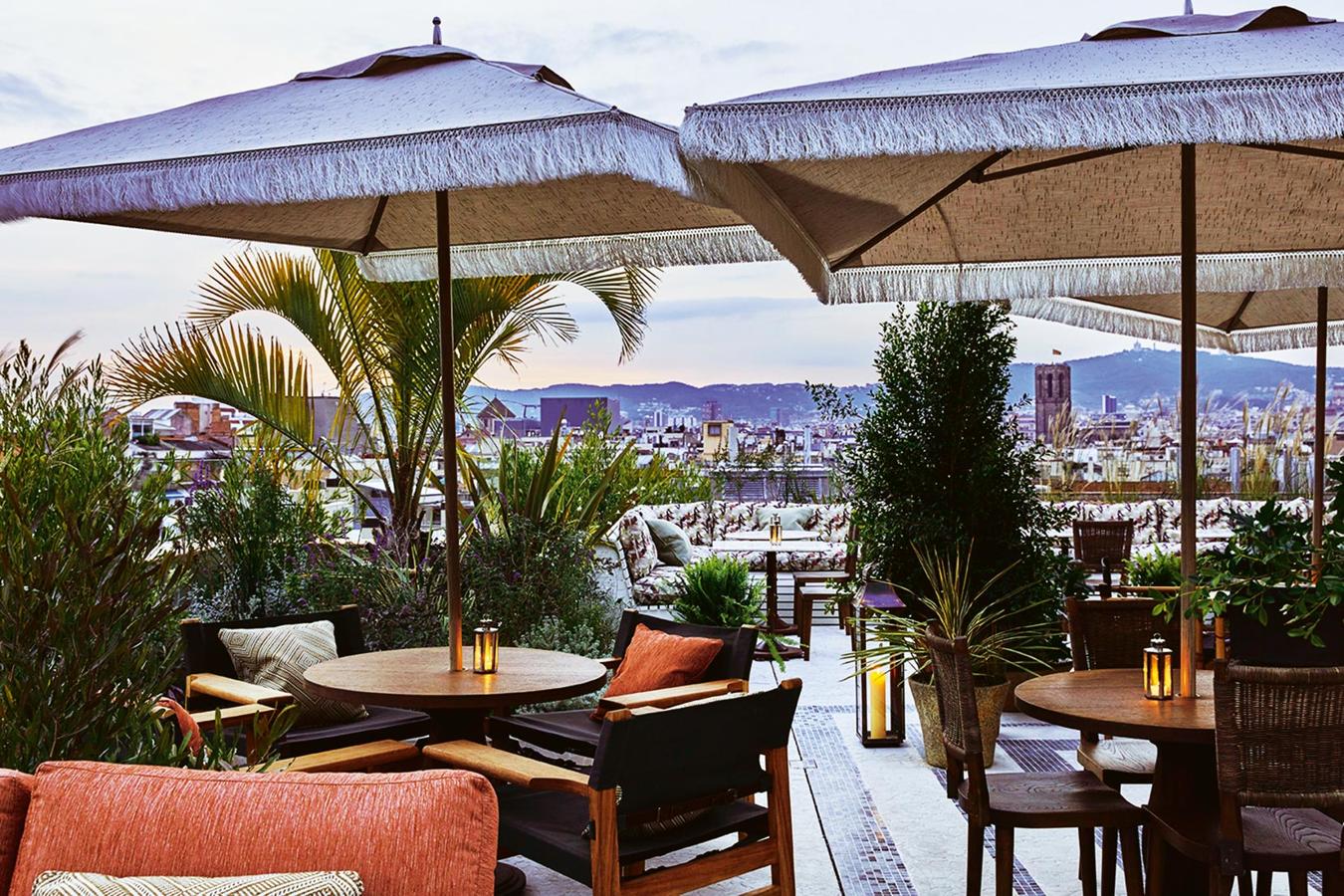 Este club para socios con habitaciones, cuenta con una de las terrazas más codiciadas de Barcelona. Es el lugar para ver y ser vistos. sohohousebarcelona.com