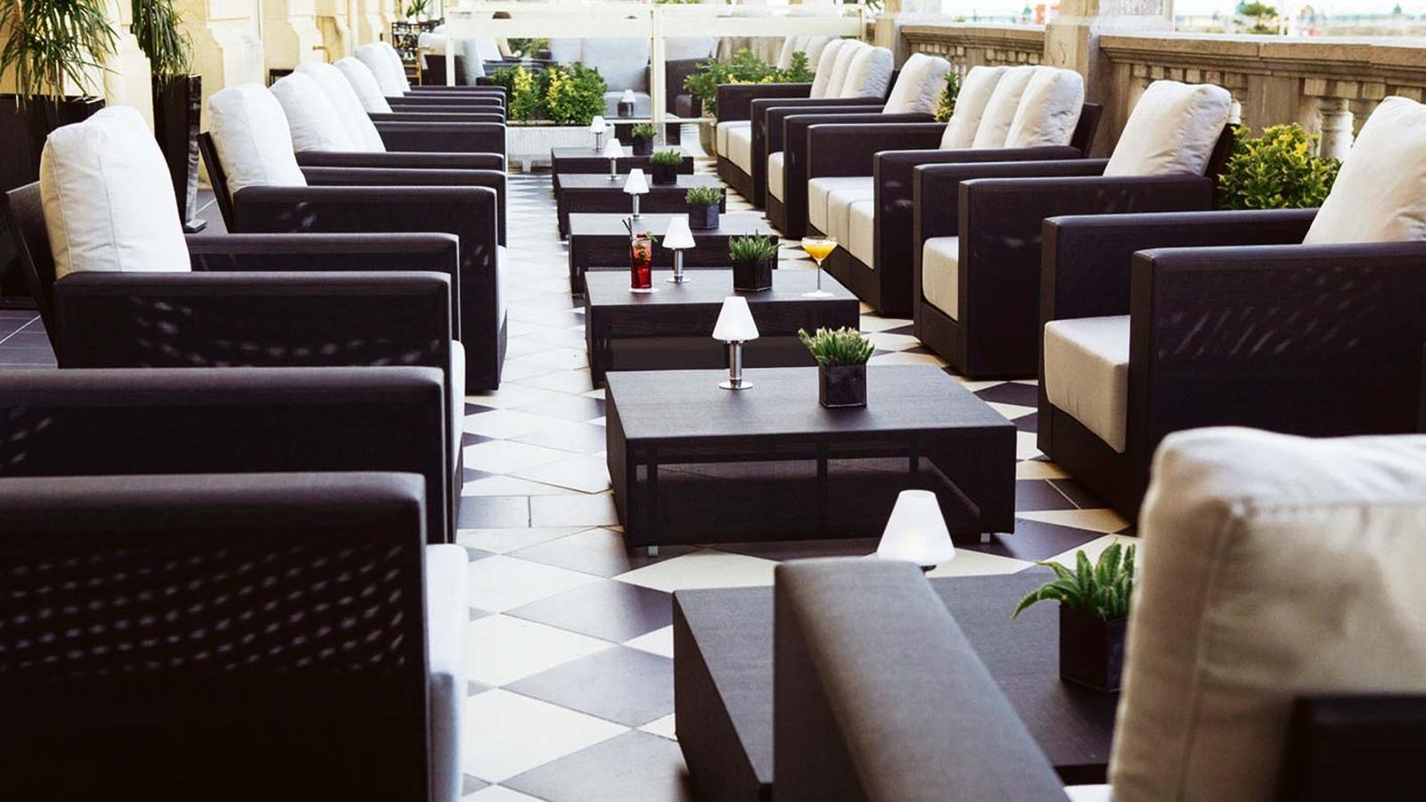 Nuestro coctelero más internacional, Javier de las Muelas, pone su sello en la terraza del Dry San Sebastián, en el Hotel María Cristina. dry-sansebastian.com