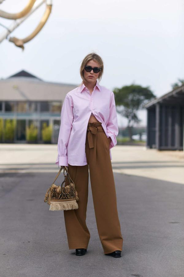 Aunque el pantalón es todo un clásico en los looks 'working girl', para romper con la monotonía puedes jugar con una camisa con un color pastel, como la de nuestro look, o una estampada