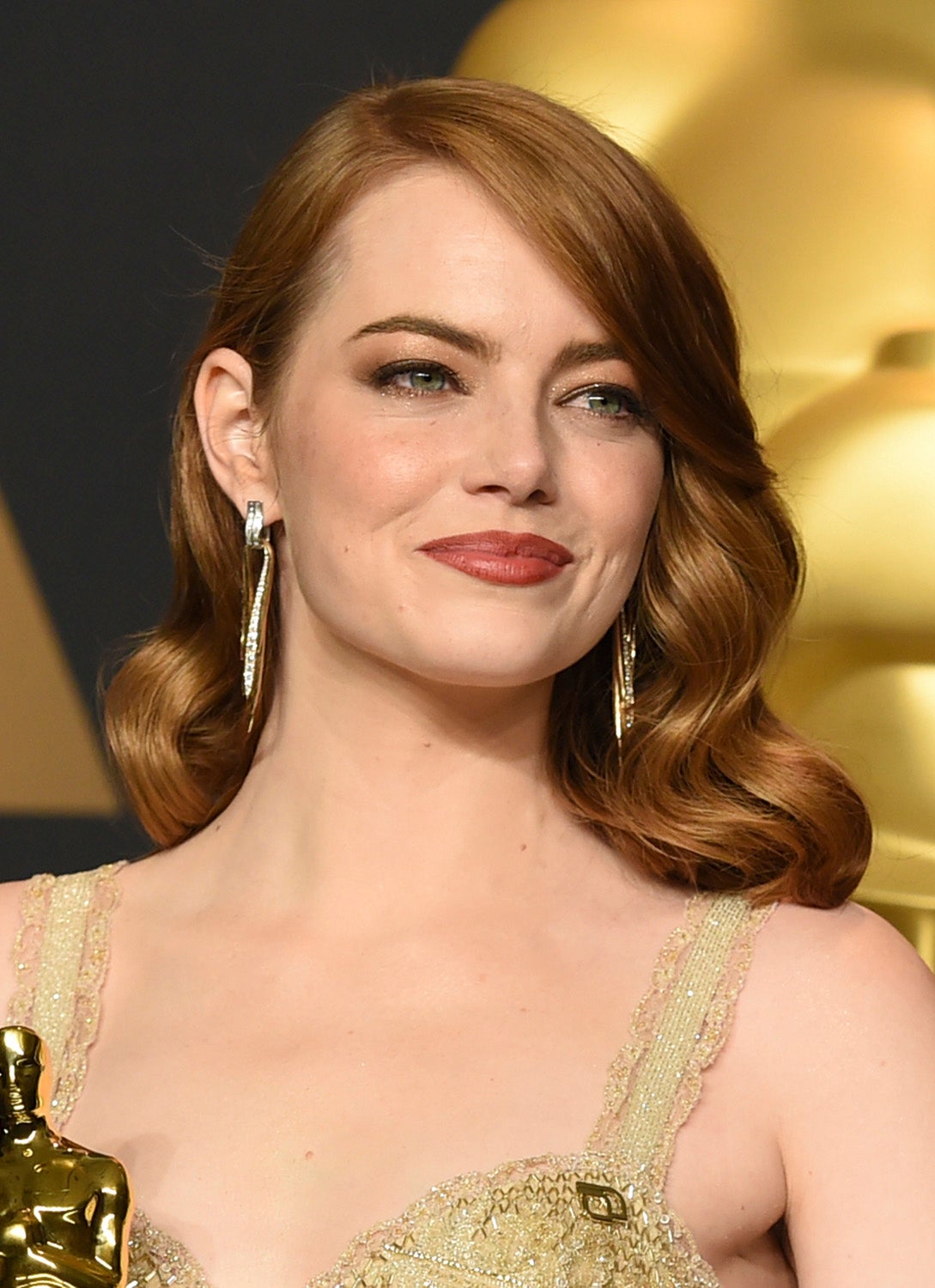 El cobrizo es uno de los tonos que vuelve cada otoño, con diferentes matices y reflejos. El que ha elegido Emma Stone es perfeto para pieles claras como la suya o más oscuras.