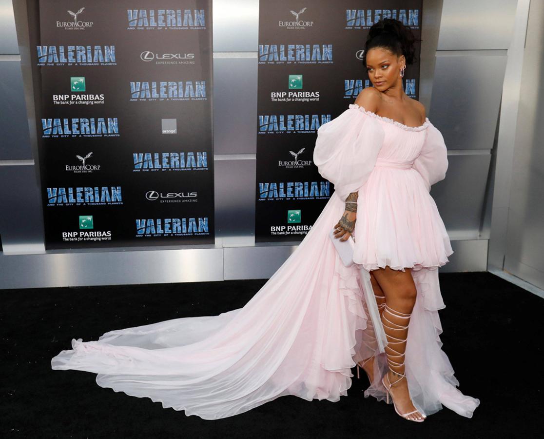 Rihanna sorprendió a propios y extraños con este sensual y vaporoso vestido de Giambattista Valli durante la premiere de 'Valerian' en Los Ángeles.