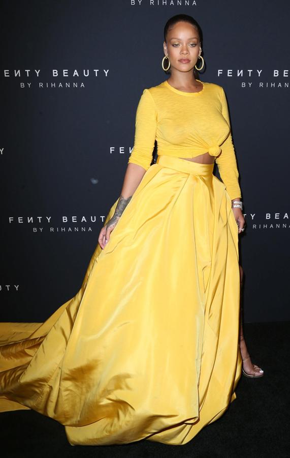 Uno de los últimos y más sugerentes looks de Rihanna, mientras presentaba su nueva línea de maquillaje 'Fenty Beauty' en Londres. La cantante acudió con un diseño en amarillo de Oscar de la Renta en el que destacaba su parte superior... Y es que Rihanna y el sujetador son prácticamente incompatibles y se podían adivinar sus senos bajo la camiseta semitransparente que llevaba anudada.