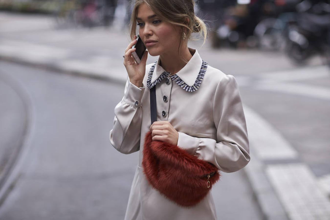 Las riñoneras estuvieron de moda en los años 90 y ante el que cayó rendida hasta Carrie Bradshaw. Chanel las rescató del olvido y ahora ya es una realidad: ha tomado la calle y los armarios de las it girls.