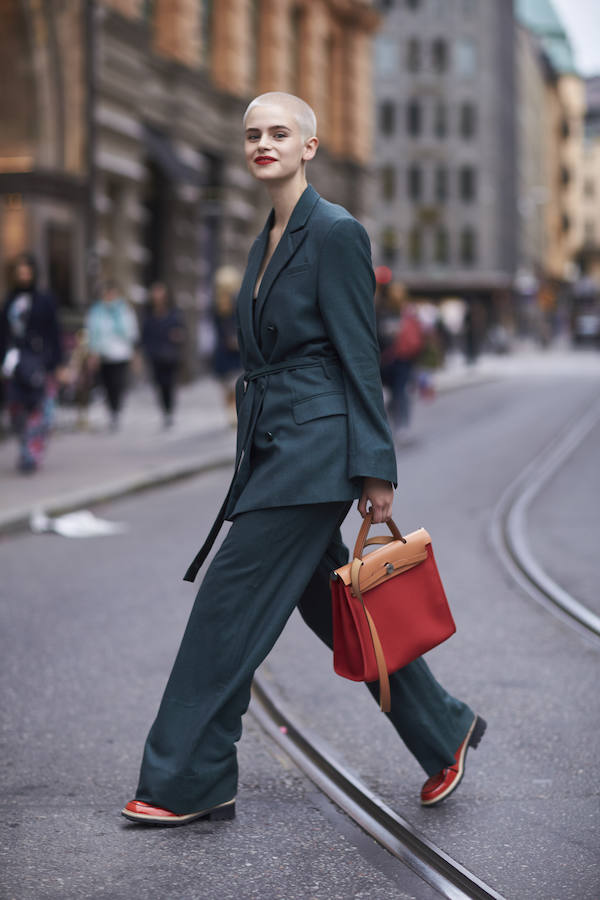 Cuando pensamos en un look de oficina lo primero que nos viene a la mente es un dos piezas, que esta temporada evoluciona en clave maxi y puedes combinarlo con unos zapatos masculinos
