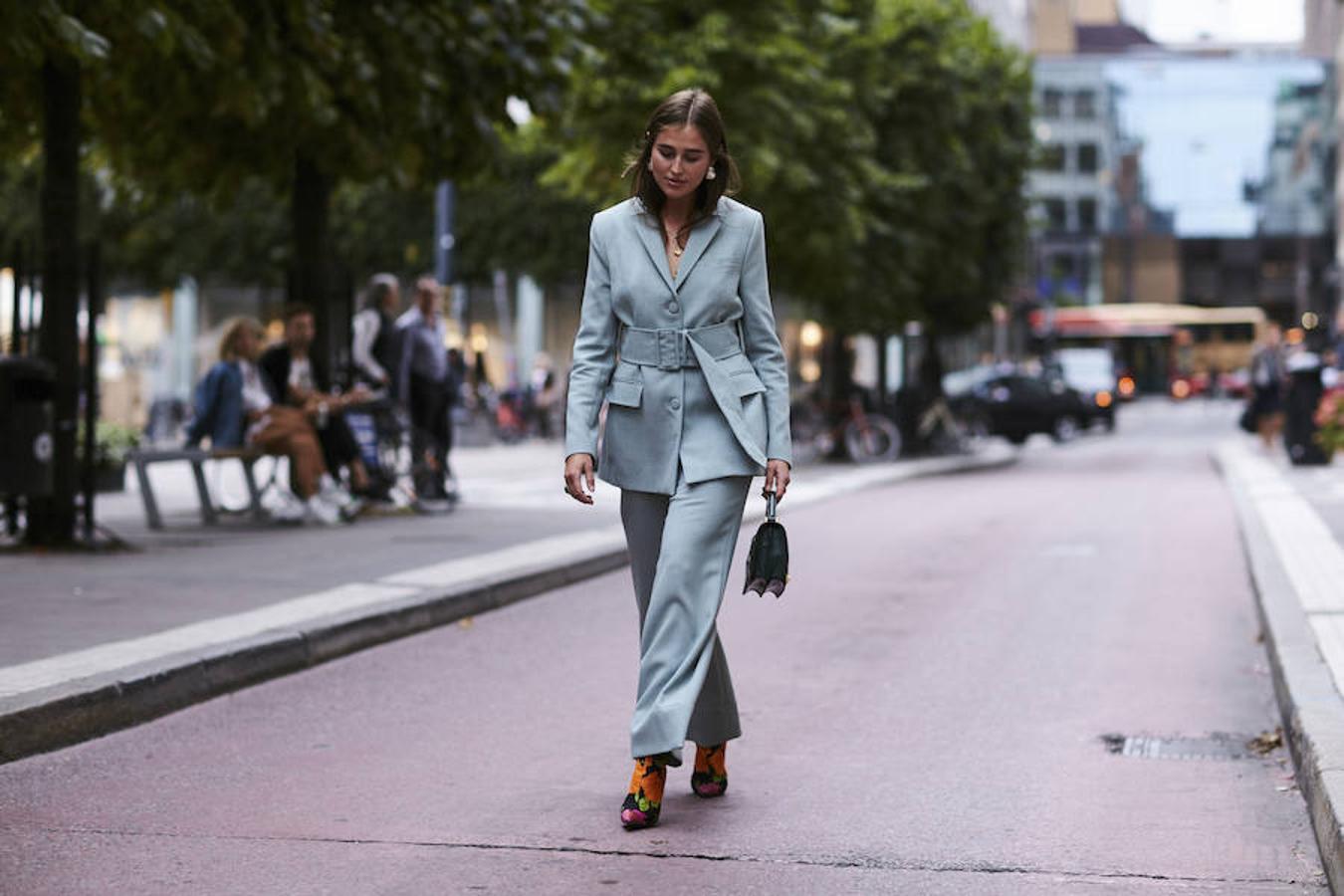 Pero si quieres que todas las miradas se centren en ti, apuesta por unos zapatos rompedores, como estos botines de flores de Balenciaga