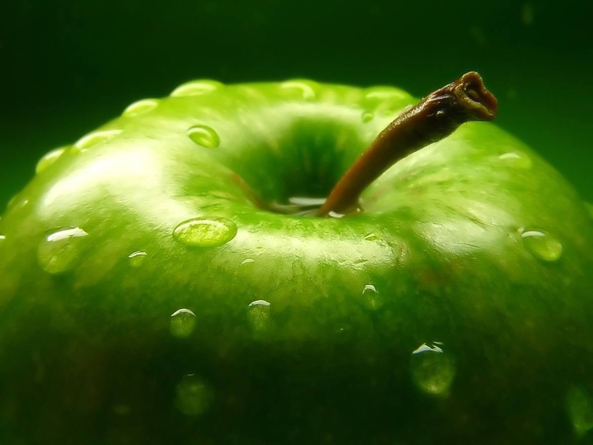 Las manzanas verdes favorecen la circulación sanguínea, reducen el colesterol y aportan bacterias beneficiosas para quemar grasas, cuidar del colon, y obtener fibra además de múltiples vitaminas y minerales.