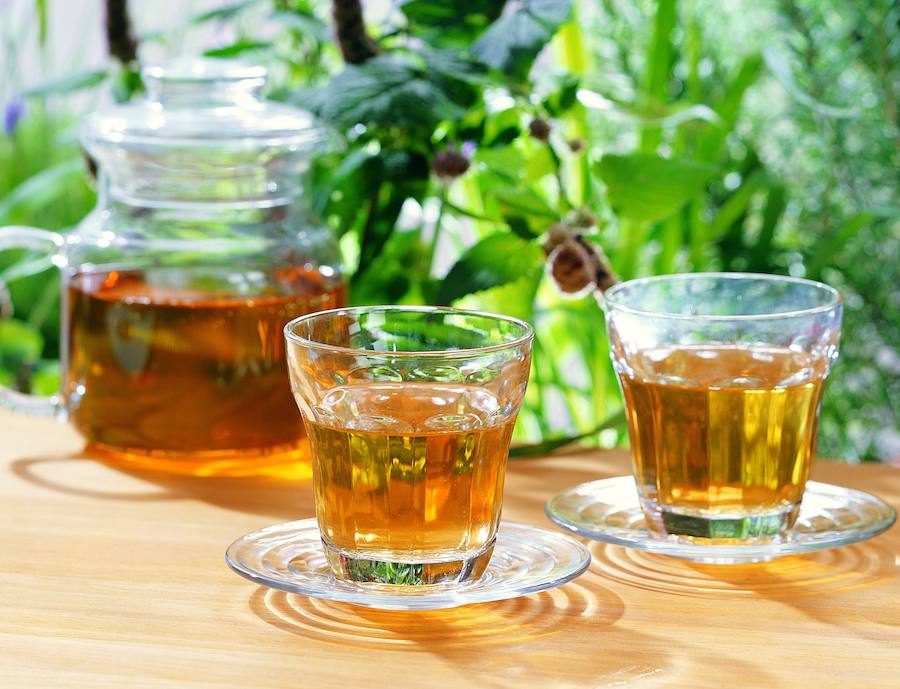 El té verde es un gran antioxidante y ayuda a prevenir tanto las enfermedades del corazón como las que afectan al cerebro. Además, ayuda a preservar la memoria y protege las células del paso del tiempo.