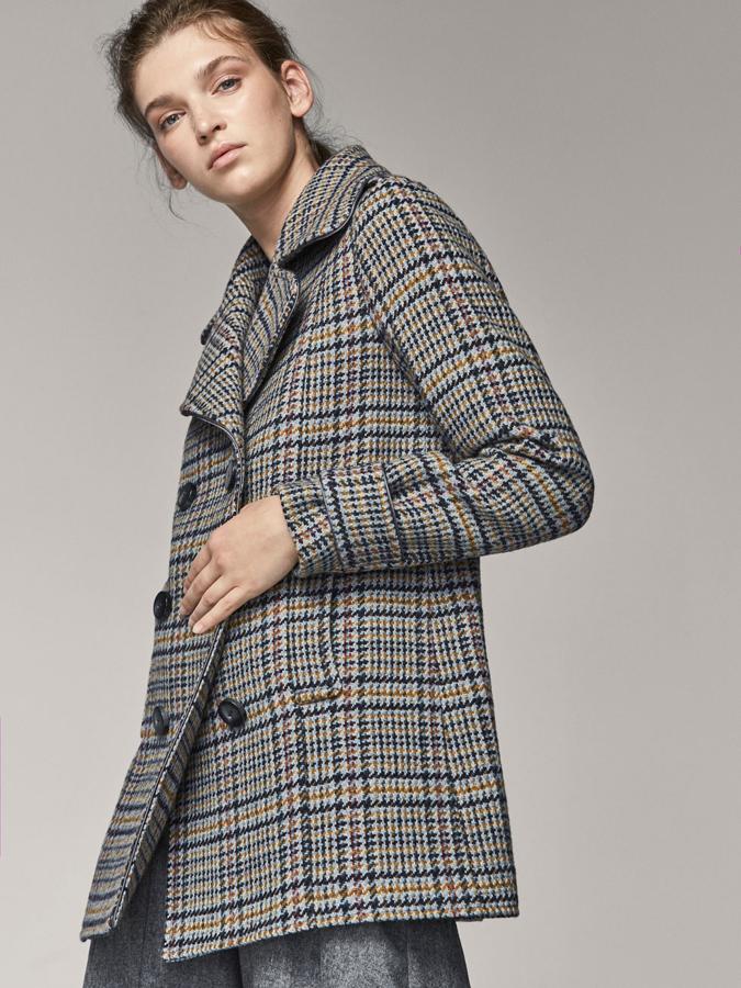 Massimo Dutti le da un toque de color a la prenda de moda de este otoño-invierno. Disponible por 169 euros.