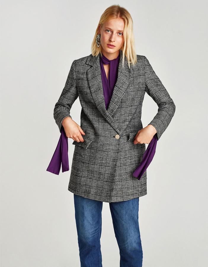 Si quieres seguir la tendencia, pero el maxi abrigo es demasiado para ti, puedes encontrar en Zara e ejemplar más corto por 49,99 euros.