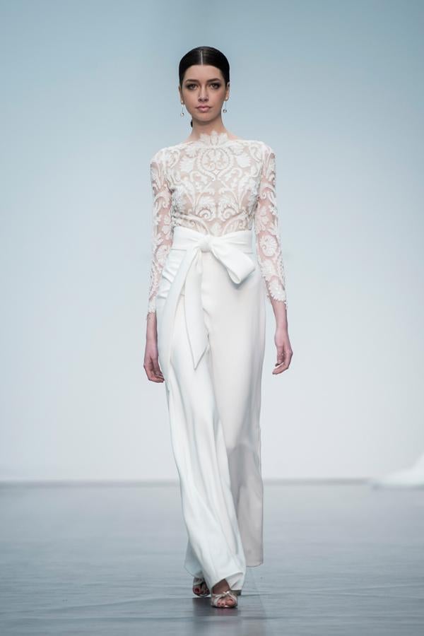 En su última colección para novias, Hannibal Laguna incluyó un diseño con pantalón.