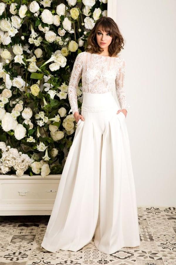 Un conjunto de dos piezas con estética retro. El estilismo está compuesto por un top brocado de manga larga y cuello alto.