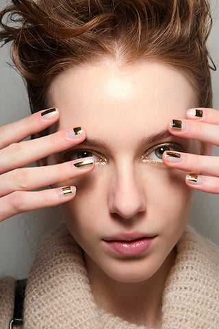Ha llegado su gran momento. El nail art vive esta temporada su edad de oro, con propuestas muy atrevidas: en dos colores, metalizadas, con animal print e incluso con aplicaciones; pero también en tonos naturales. Y la longitud y la forma también varían: cortas, XXL, cuadradas, ovaladas...