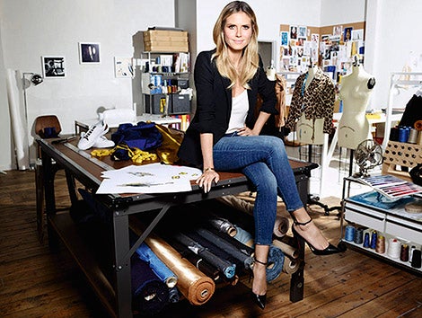 La top Heidi Klum acaba de presentar en Nueva York, coincidiendo con la Semana de la Moda, la colección que ha diseñado para Lidl: Heidi & the city, un homenaje a la ciudad en la que se ha inspirado. "He querido crear una línea de moda que sorprenda, pero que sea fácil de combinar y con la que cualquier mujer pueda sentirse guapa y cómoda", ha explicado la top alemana. Americanas en animal print, chaquetas bomber, jeans, accesorios y calzado, desde 7 a 20 euros, están ya a la venta.