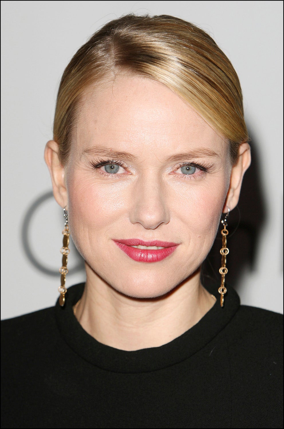 A sus 39 años, Naomi Watts lucía patas de gallo, propias de la edad, frente bastante lisa, y un contorno sin atisbos de pérdida de firmeza.