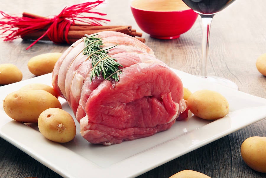 Las células capilares necesitan dividirse constantemente para producir nuevo cabello y sin la cantidad suficiente de vitamina B12 crecerá más lento y el existente se caerá. Este nutriente está presente en alimentos de origen animal, concretamente en carnes rojas, además de en huevos y diferentes productos lácteos. Los expertos, eso sí, aconsejan no abusar de las carnes rojas.