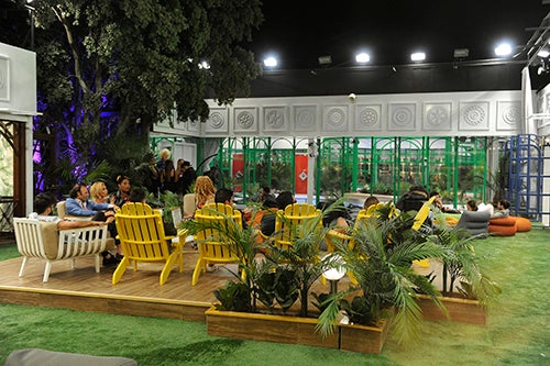 Los nuevos concusantes de la edición de Gran Hermano Revolution sentados en el jardín de la casa. Esta vez con sillas de color amarillo.