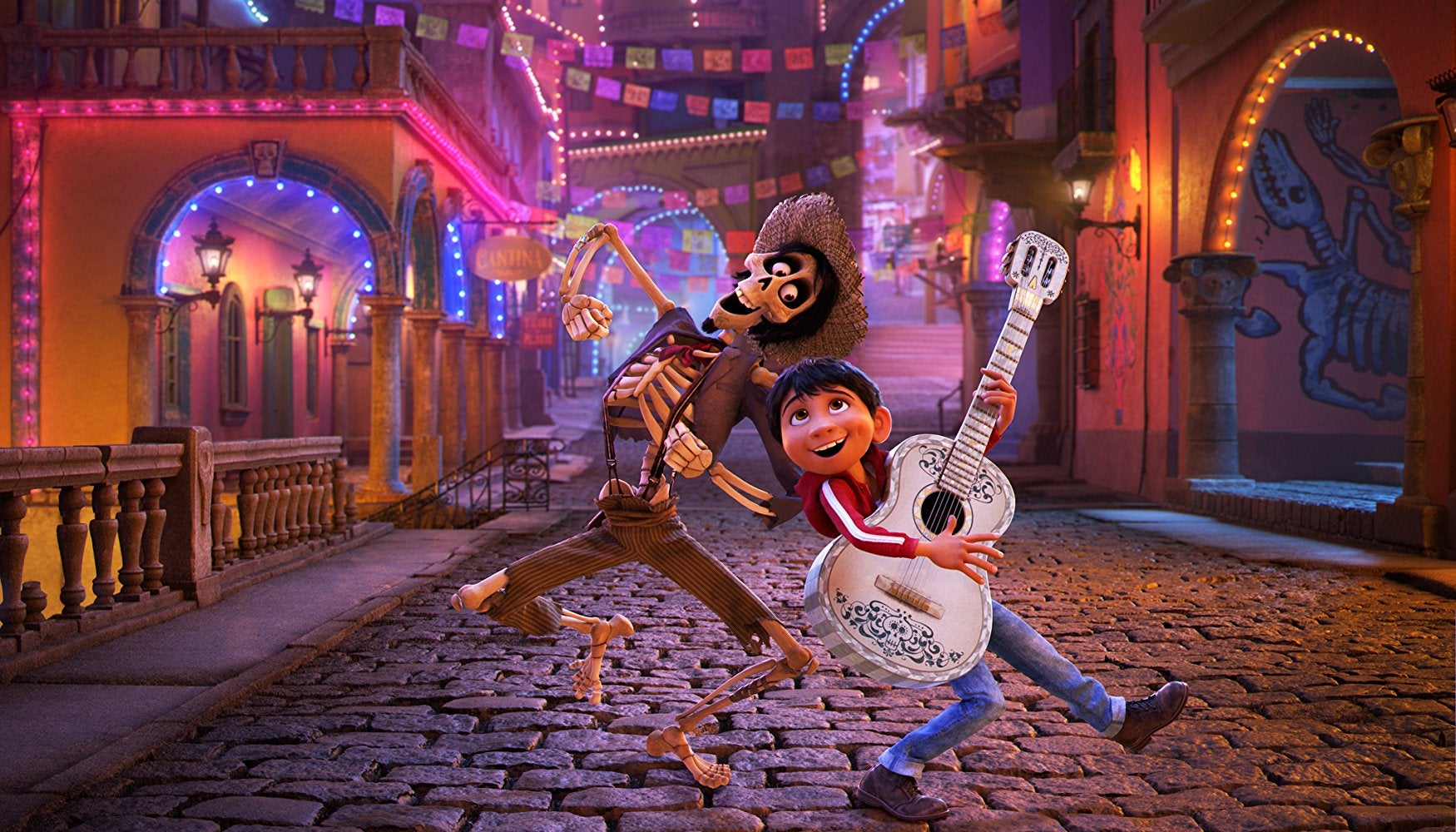 Coco es una producción única de Pixar y Walt Disney, apta para todos los públicos y oblgatorio verla alguna vez en la vida. Miguel sueña con convertirse en una famoso músico reconocido como su ídolo pero una historia familiar se lo impide. Tendrá que adentrarse en el mundo de los muertos para conocer su verdadero legado.