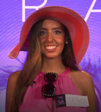 Se define como una chica simpática, extrovertida, impulsiva y fiestera, con mucho don de gentes y mucho gusto por la moda. Quiere entrar en 'GH' porque según dice: "Ella lo vale". Cree que ha nacido para ser una estrella de la televisión y quiere vivir la experiencia y que el mundo entero le conozca, además de encontrar al amor de su vida.