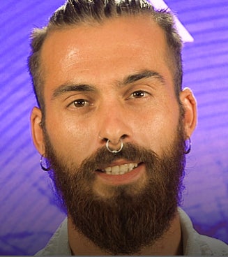 Se define como un chico activo y deportista que consigue caerle bien a todo el mundo. Le encanta dormir, es muy mal hablado y muy cabezón. Sus aficiones son salir con sus amigos, jugar al fútbol, al pádel, al pin pon y correr, además de ver películas en el cine, dormir y echarse una buena siesta en su sofá.