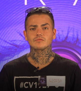 Carlos se define como un chico gracioso, tenaz y algo ‘cabroncete’. Se considera un caradura honesto. La constancia es su mayor cualidad y la impaciencia, su mayor defecto. La pasión más importante en su vida es la cocina. Para él, entrar en 'GH Revolution' es un gran reto, un desafío, y esto le encanta.