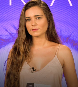 Laura vive con su pareja y sus perros. Ambiciosa y perfeccionista, confiesa ser amante de los retos, alegre y trabajadora. Una de sus virtudes es saber escuchar y dar buenos consejos, pero también reconoce que le cuesta perdonar. Entrar en la casa es para Laura un gran reto personal, una forma de crecer como persona y la oportunidad de conocer nuevos puntos de vista.