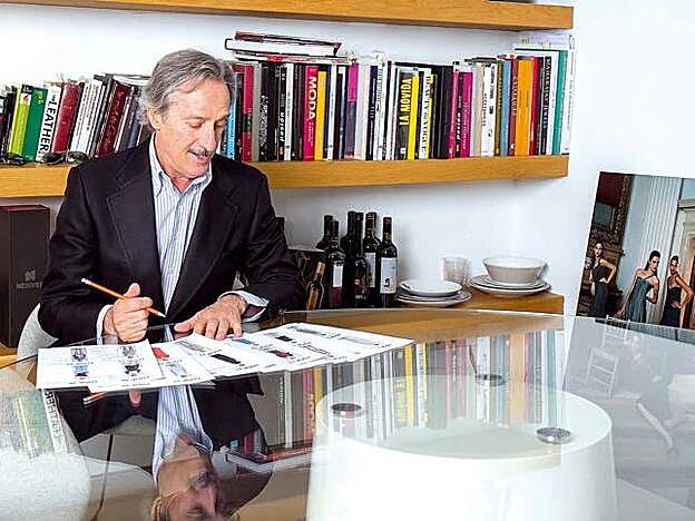 Roberto Torretta nos recibió en su estudio, situado en el centro de Madrid. Allí repasó los ‘looks’ antes del desfile.