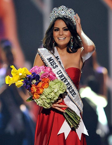 El 23 de agosto de 2010 se llevó a cabo la elección de la nueva Miss Universo en el Hotel y Casino Mandalay Bay en la ciudad de Las Vegas, Nevada, EUA., donde la representante mexicana logra el triunfo con un vestido color rojo, aretes plata y verde y pulsera roja con plata con los colores de la bandera de su país natal México, la elección de su vestido fue con motivo del 200º aniversario de la Independencia de su país.