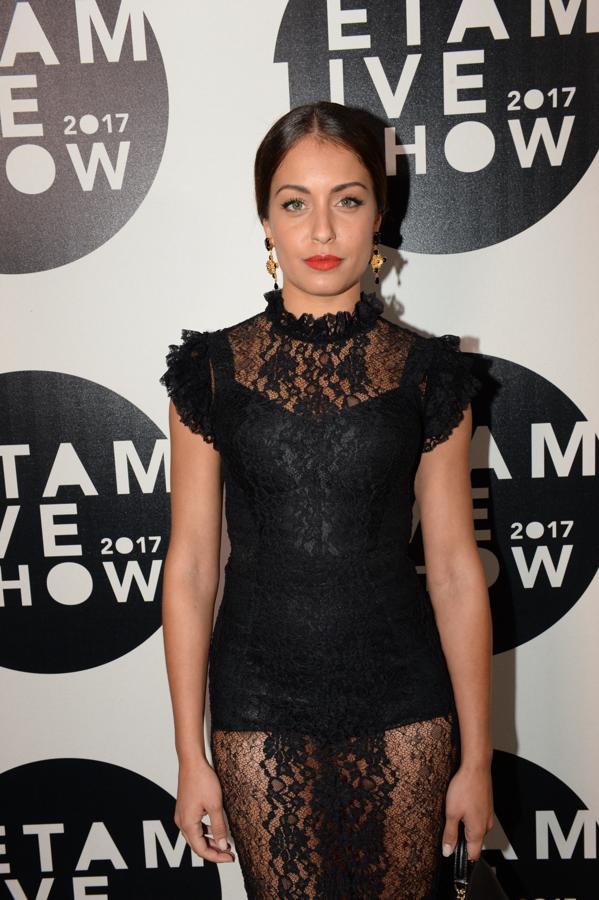 Como si de una campañade Dolce&Gabbana se tratara, Hiba Abouk derrochó sensualidad con su apuesta 'total black', que solo rompió con el color de sus pendientes XXL.