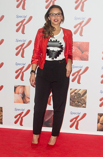 Chenoa, en la campaña de 'Special K' en Madrid. Lleva unos pantalones negros, con una camiseta blanca y una chaqueta y stiletos de color rojo.