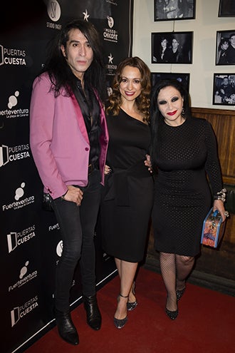 Mario, Alaska y Natalia Verveque posando en el photocall de los Premios Chicote.