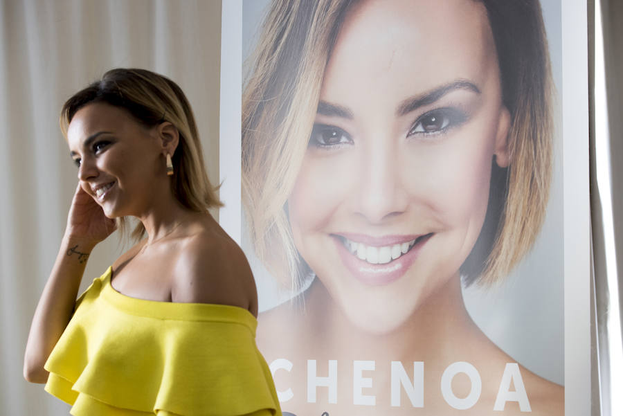 Chenoa, en la presentación de su libro Defectos Perfectos en el Círculo de Bellas Artes. Con vestido de Motu Fashion.