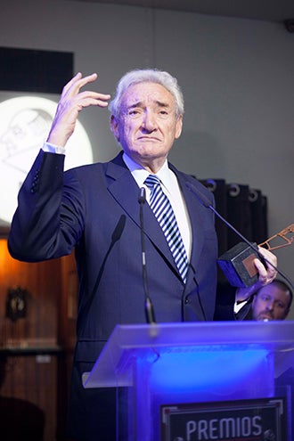 Luis del Olmo, con su premio en la ceremonia de la tercera edición de los Premios Chicote.