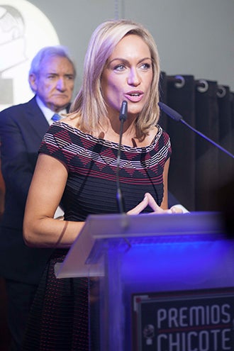 Luján Argüelles entregando el premio a Luis del Olmo, uno de los premiados en esta tercera edición de los Premios Chicote.