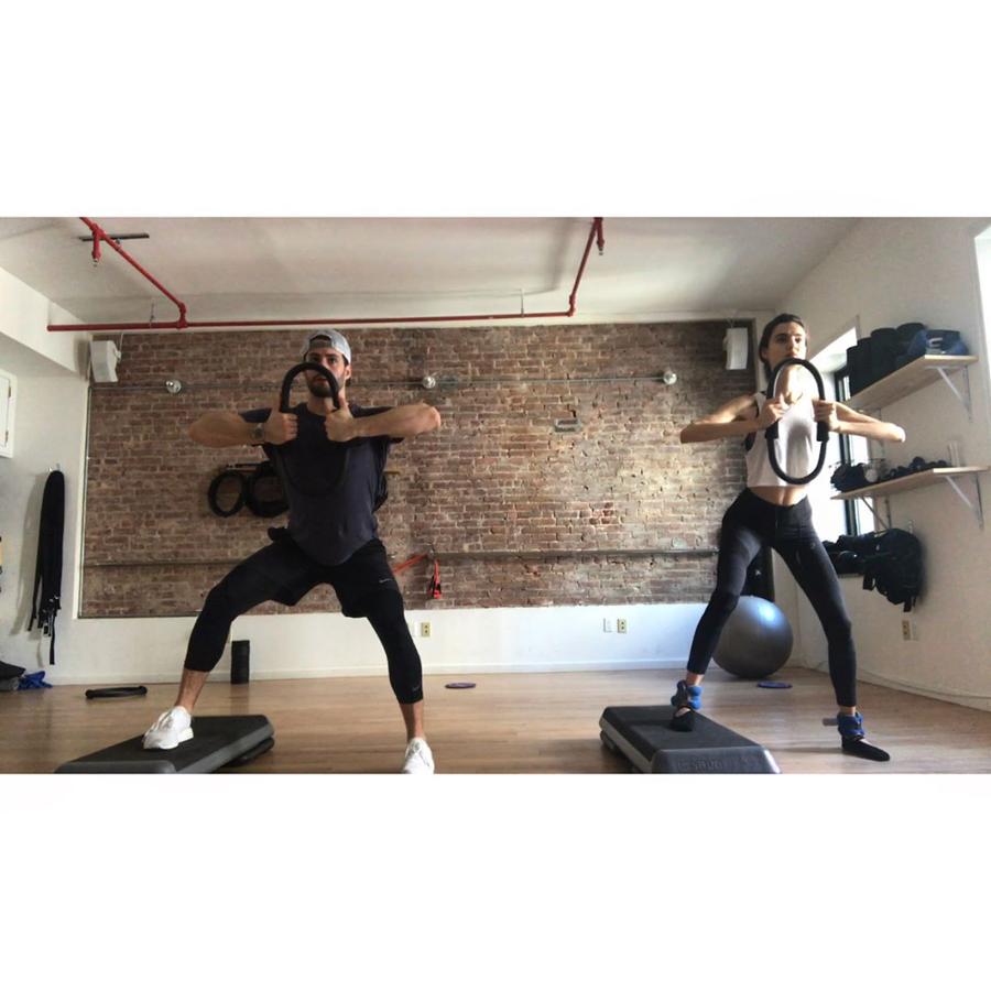 HIIT(high interval intensity training) es el intenso ejercicio que practica la única española que desfilará para Victoria's Secret en China en noviembre. Sencilla, apuesta por un conjunto de top y leggings oscuros y camiseta oversize.