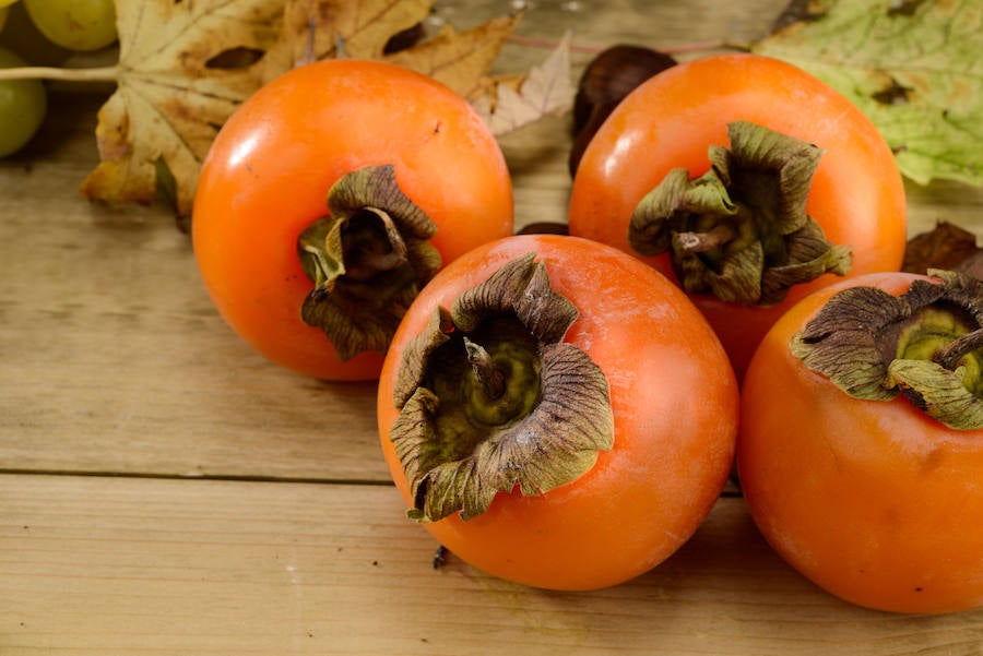 Es una fuente excepcional de provitamina A, sustancia que se transforma en vitamina A, que contribuye a la prevención de los resfriados. Un caqui de tamaño medio cubre el 21% de las necesidades diarias de esta vitamina, a lo que hay que sumar su nada despreciable cantidad de vitamina C.