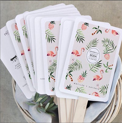 Bodas de verano, tropicales y frescas. Cocktails, sol, vegetación y frutos: todos sus complementos a juego disponibles, como este bonito abanico con programa.