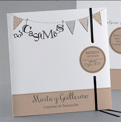 Invitación de boda trendy con adornos de fiesta en la parte superior de la invitación.