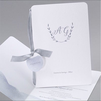 Invitación sencilla pero elegante, con detalles en color plateado.