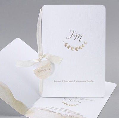 Una invitación delicada y pura con tonalidades en dorado.