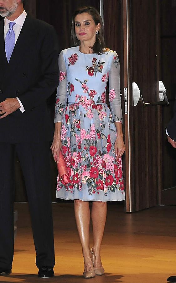 Doña Letizia estrenó corte de pelo y vestido de organza bordado de Carolina Herrera en el que ya hemos elegido como uno de sus mejores looks de este otoño que acaba de comenzar.