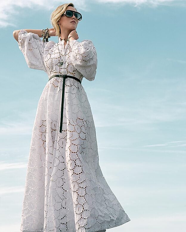 Vestido bordado y cinturón de la Colección Crucero, gafas DiorLia y joyas, todo de Dior.