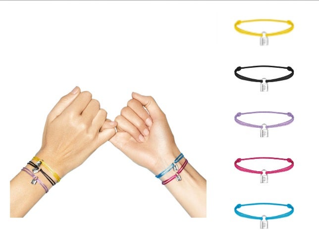 Dentro de la iniciativa Louis Vuitton for Unicef, la firma francesa ha creado estas pulseras de colores con su famoso candado, Silver Lockit. Con cinco colores para elegir, 100 euros de la venta de cada pulsera irán destinados a los niños de Siria. Se puede comprar en tienda o en la web. www.louisvuitton.com.
