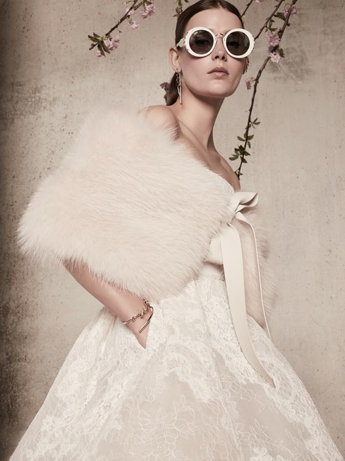 Cada día nos gustan más las novias de invierno, y más si apuestan por looks tan sofisticados como este de Elie Saab (Foto: Zankyou).