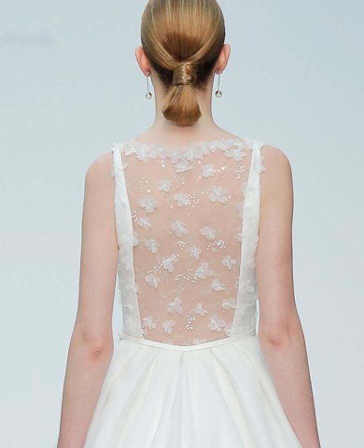 Estamos enamoradas de esta espalda bordada tan espectacular que nos propone Hanibal Laguna (Foto: Zankyou).