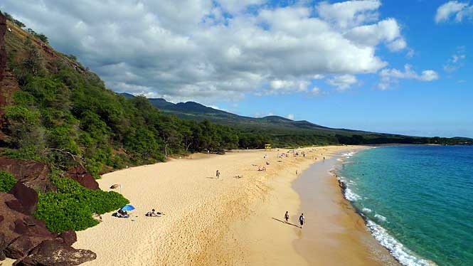 El paraíso en la tierra existe, y se llama Maui. La pequeña isla hawaiana tiene todo lo que alguien puede soñar: inmensas playas de arena dorada como la Big Beach (en la imagen) del Parque de Makena, impresionantes calas de lava como las de Wai'anapanapa, un volcán con vida propia como el Haleakala, el sobrecogedor 'road to Hana' y, por supuesto, el 'buen rollo' de su gente. Por eso, Maui ha sido elegido como mejor destino de luna de miel de Norteamérica.