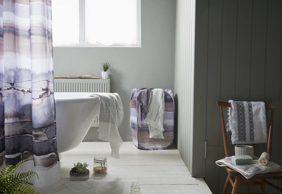 La estética Hygge también llega al aseo y nos invita a darnos un baño relajante con el que olvidarnos del estrés.