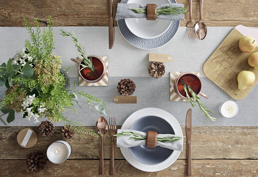 Una mesa decorada con colores neutros, madera y elemantos naturales para compartir una comida en la que no haya ni móviles, ni prisas.