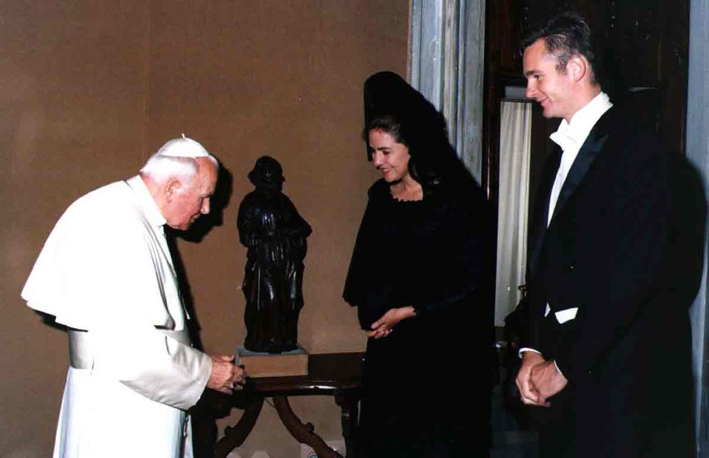 El matrimonio durante su visita a El Vaticano el 15 de junio de 1998.