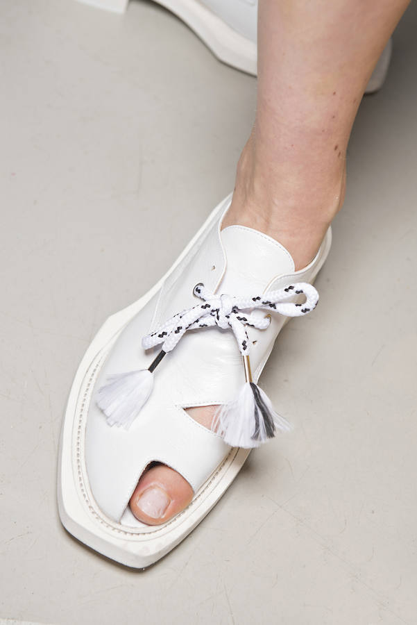 Con el dedo gordo al descubiero, los zapatos masculinos de Aalto son de lo más originales. Eso sí, eso de llevar el dedo 'desnudo' no resulta muy estético, además recuerdan a las sandalias de Celine que solo cubren este mismo dedo y que arrasan entre las blogueras. ¿Se habrán inspirado en ellas?