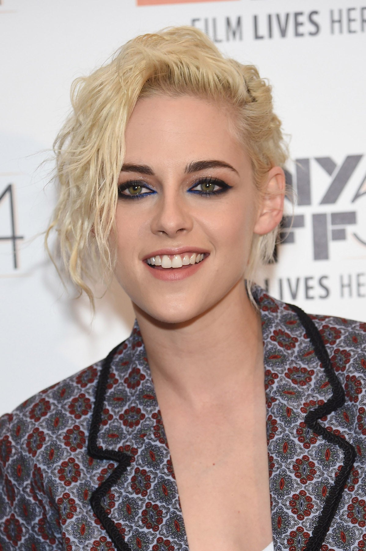 Como buena embajadora de Chanel makeup, Kristen Stewart también ha lucido maquillajes sexys como éste: eyeliner en azul eléctrico enmarcando el ojo, sombras irisadas en tono melocotón y labios nude.